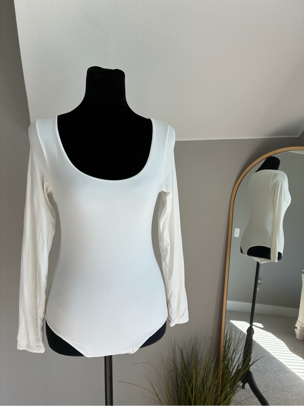 Women’s White Scoop Neck Long-Sleeve Bodysuit